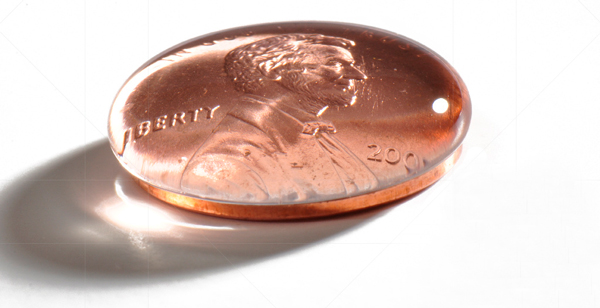 ¿Cuántas gotas de agua caben en una moneda?