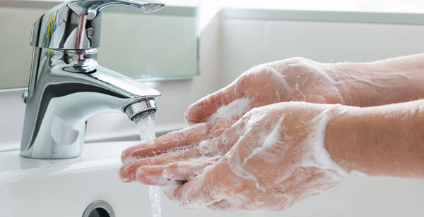 ¿Por qué hay que lavarse las manos con jabón? (y no sólo con agua) ¿Por qué hay que lavarse las manos con jabón? (y no sólo con agua)
